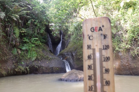 Wuiicch dinginnya air terjun ini kurang dari 20 drajat celcius ?